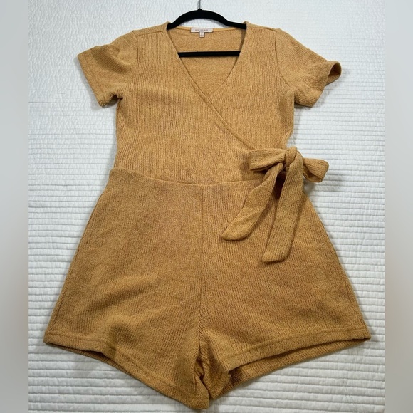 🍂🍁Fall Sweater Shorts Romper! SUPER CUTE Yellow Wrap Tie wrap! Size S. 🍂🍁 - Picture 4 of 10